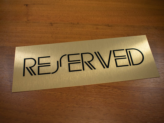 табличка с логотипом