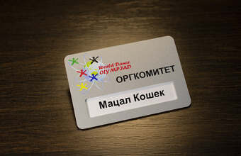 металлический бейдж с логотипом и окном для смены имени