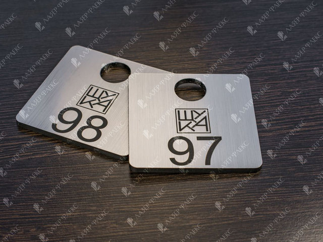 гардеробный номерок из двухстойного пластика