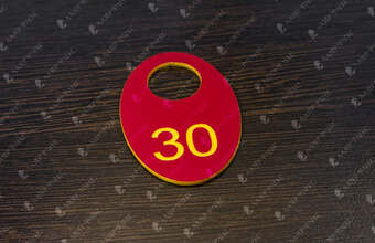 гардеробный номерок красного цвета